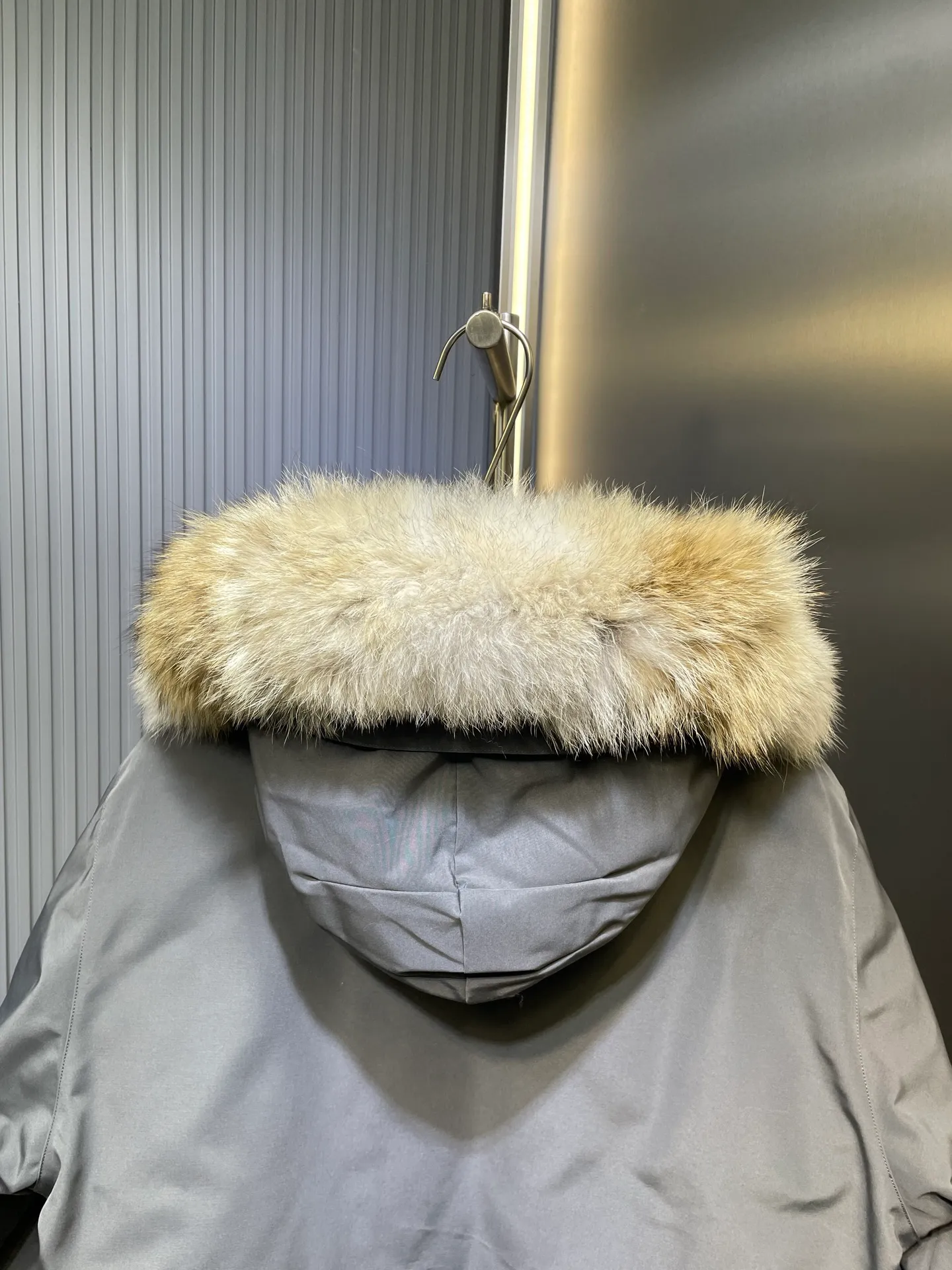 P910 special version 🌟 🇨🇦CANADA GOOES 24 new models 08 models/couple models Factory direct supply: supplying global purchasing agents, micro-business, entities, Tmall, high-end stalls and studio cooperation, free shipping! Canada Goose Expedition Parka 2008 is the same style for men and women. It is mid-length and the most timeless classic. All Arctic and Antarctic scientific expedition teams choose Canada Goose as their cold-proof equipment. It is the Rolls-Royce of down jackets. ➖ Industry-leading anti-counterfeiting chip sensing. ➖ Imported Behringer embroidery machines and customized embroidery labels, the highest level and industry leading. ➖ Imported Korean 21-count polyester-cotton blended original fabric, TC85 waterproof coated fabric, water-repellent, windproof and wear-resistant. ➖ The new national standard 80 white duck down is filled with an average of 520 grams of down. The amount of down filled is industry-leading. ➖ 100% nylon lining with double double-layer sealing design to prevent velvet running, and seamless thread design on the cuffs! ➖ Western Canadian Green Wolf Collar. ➖ Yoshida YKK provides original factory-customized electroplated sliders. YKK two-way lockable zippers are tight and smooth and do not peel off paint. ➖ 3M composite Velcro is durable and the accessories and hardware are all custom-made. Note: Our copywriting is only simple and clear. Instead of bragging about the copywriting, it is better to compare and understand with samples. Only for the purest goose, the most dedicated, the most professional, the highest quality, the highest cost performance!  Size:XS-XXL